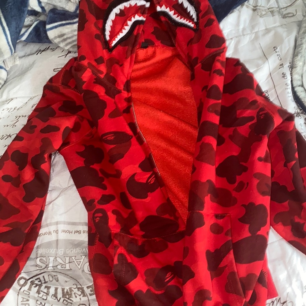 Bape hoodie in good contioning, missing a zipper but can find one